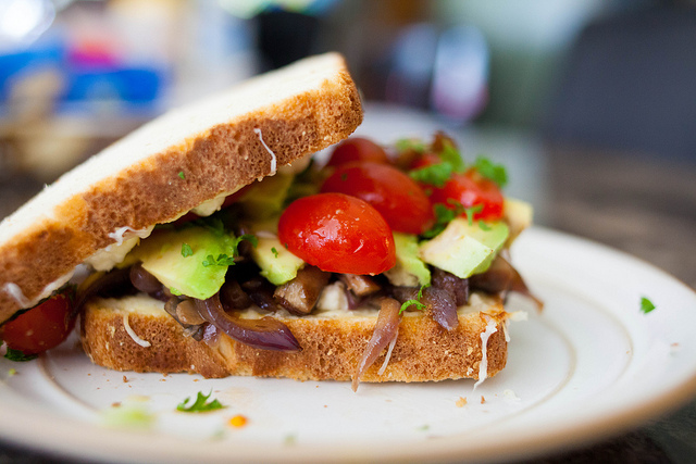 Sandwich saludable - Foto vía Flickr de sodaniechea - Licencia CC BY 2.0
