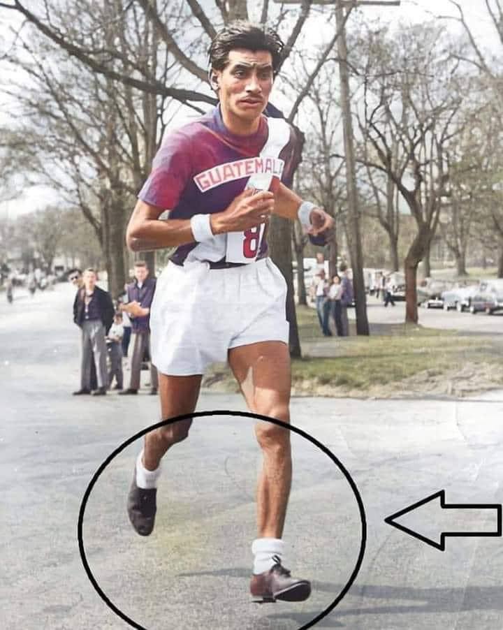 Doroteo Guamuch Flores. Ganador de la Maratón de Boston de 1952, que ganó calzando zapatos de vestir