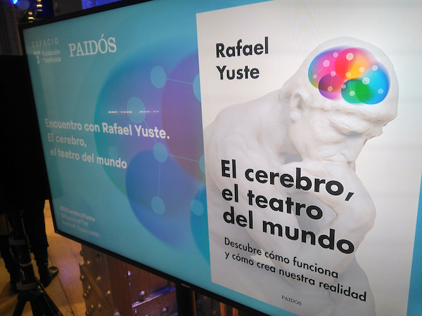 Imagen en una pantalla de la portada de «El cerebro, el teatro del mundo»